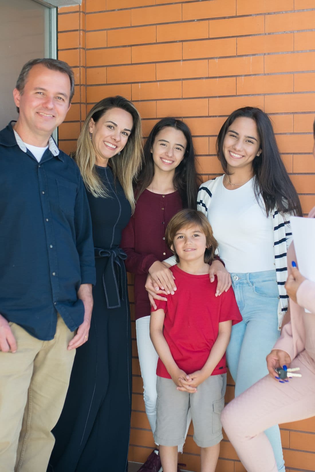 Birbirine sarılan çok kuşaklı mutlu bir aile